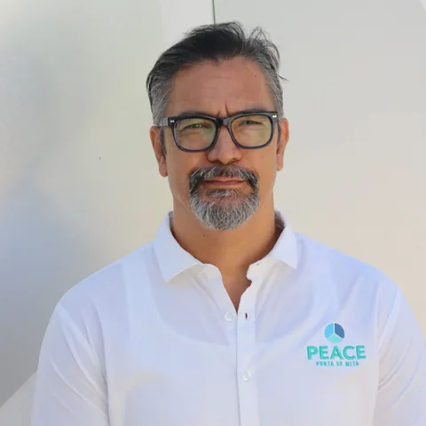 Retrato de Omar Covarrubias, equipo de PEACE Punta de Mita