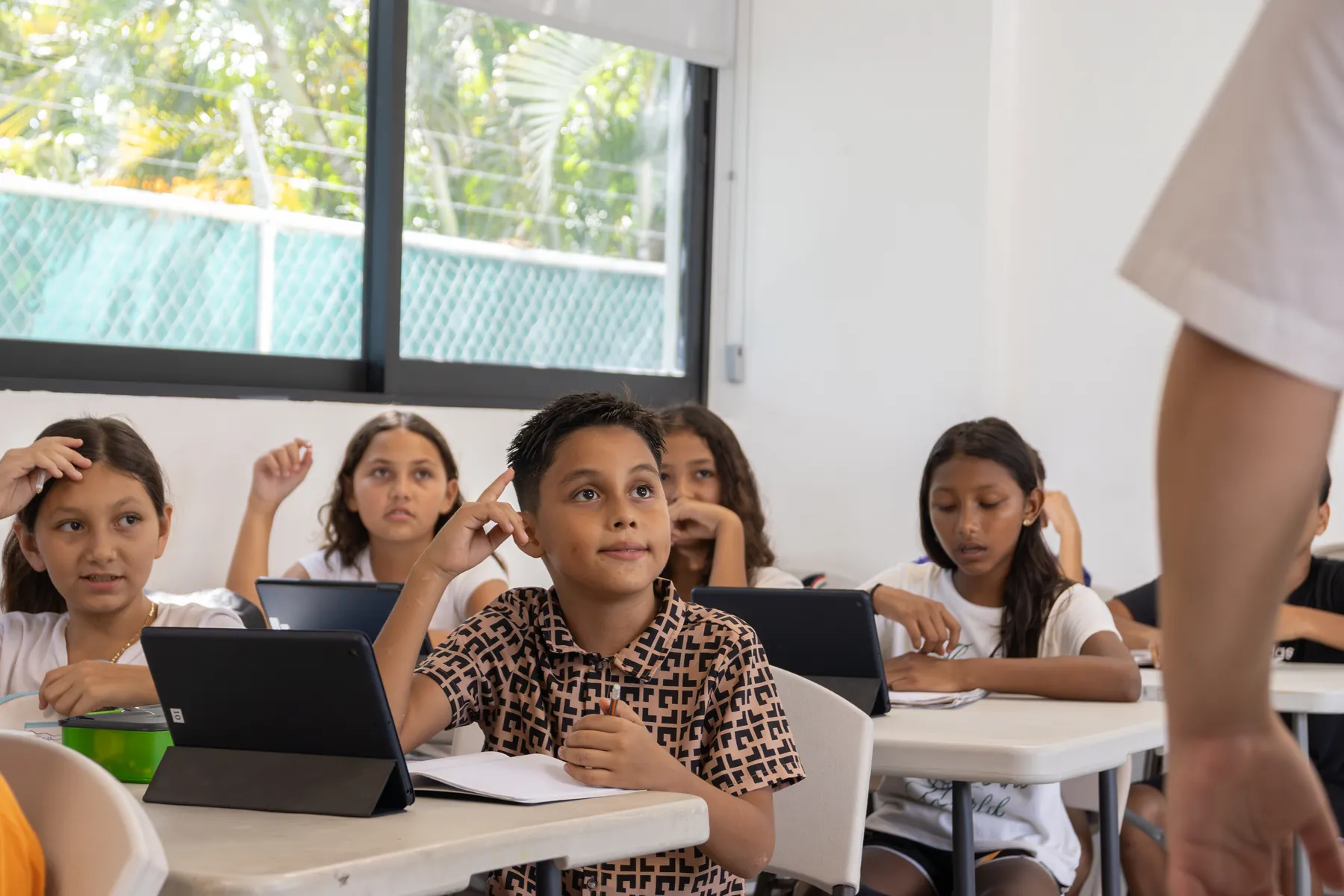 Niñas y niños participando en clase en PEACE Punta de Mita