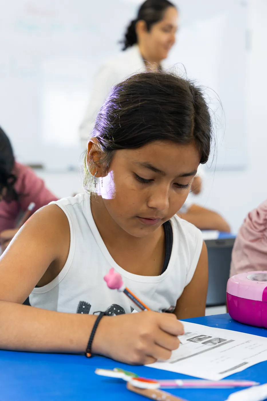 Joven estudiante escribiendo durante una clase en PEACE Punta de Mita