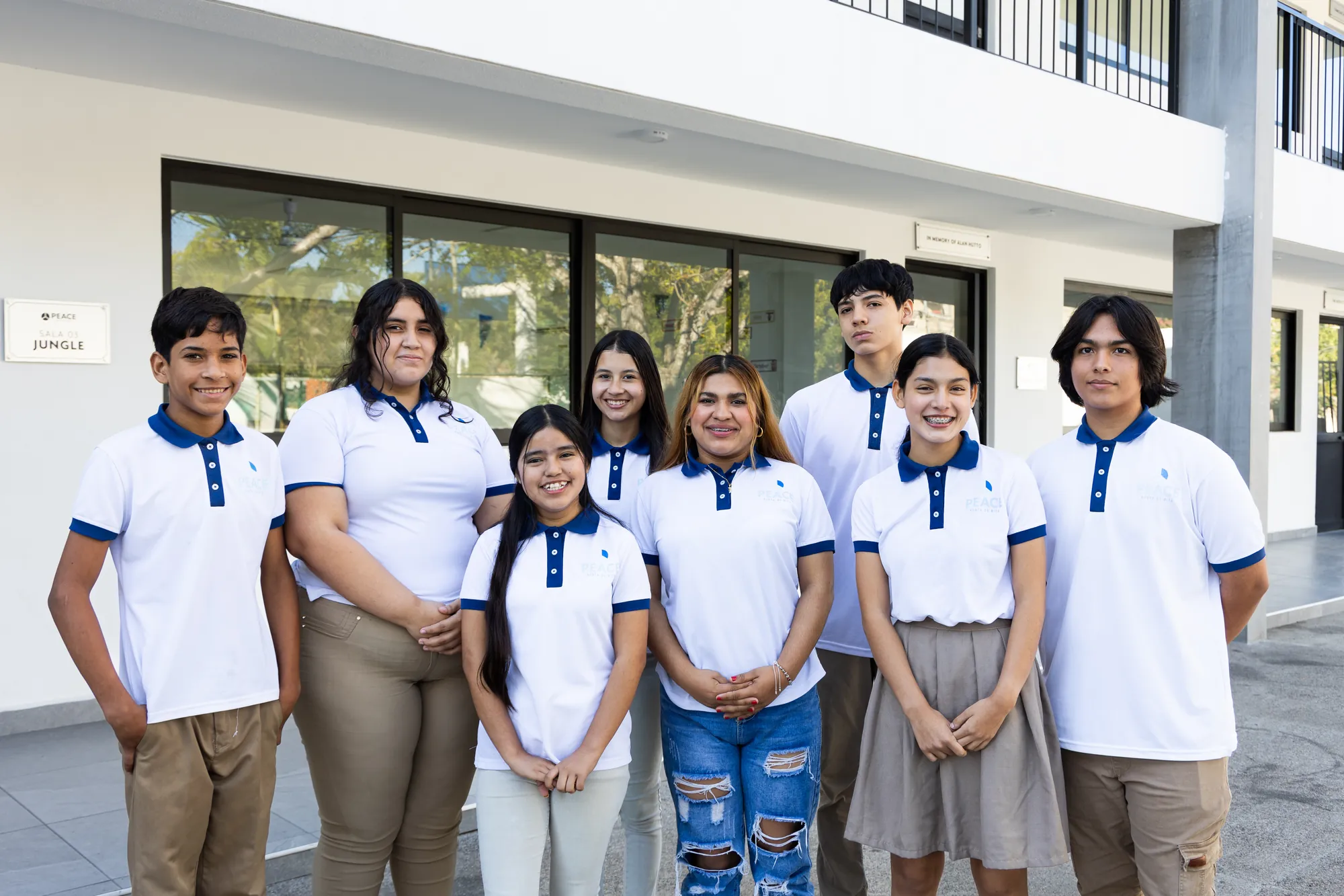 Estudiantes de PEACE Punta de Mita con uniforme, sonriendo juntos en Campus de Mita