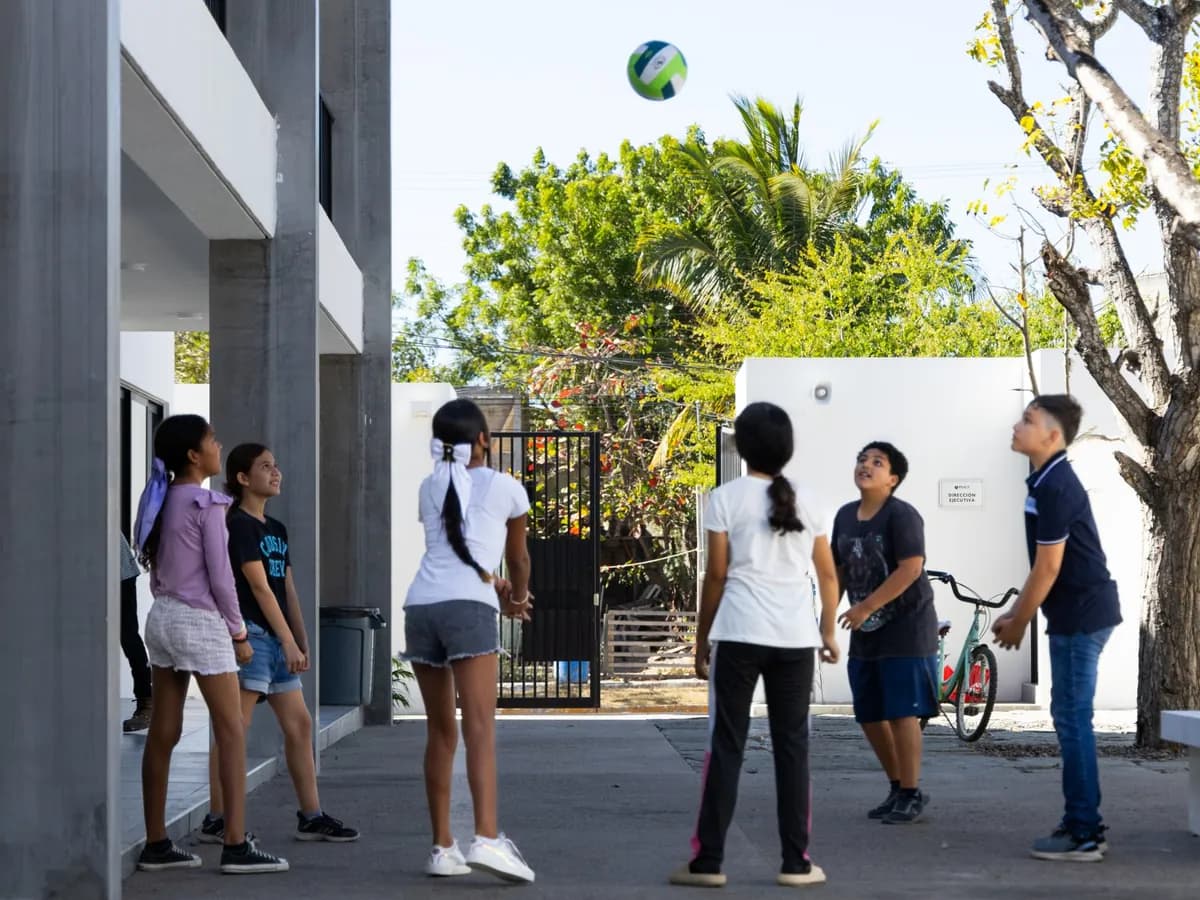 Estudiantes jugando voleibol en el patio de Campus de Mita, en PEACE Punta de Mita